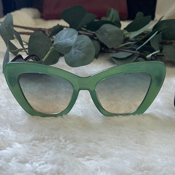 Chic Green and Black Sunglasses by [Brand] - Picture 2 of 10